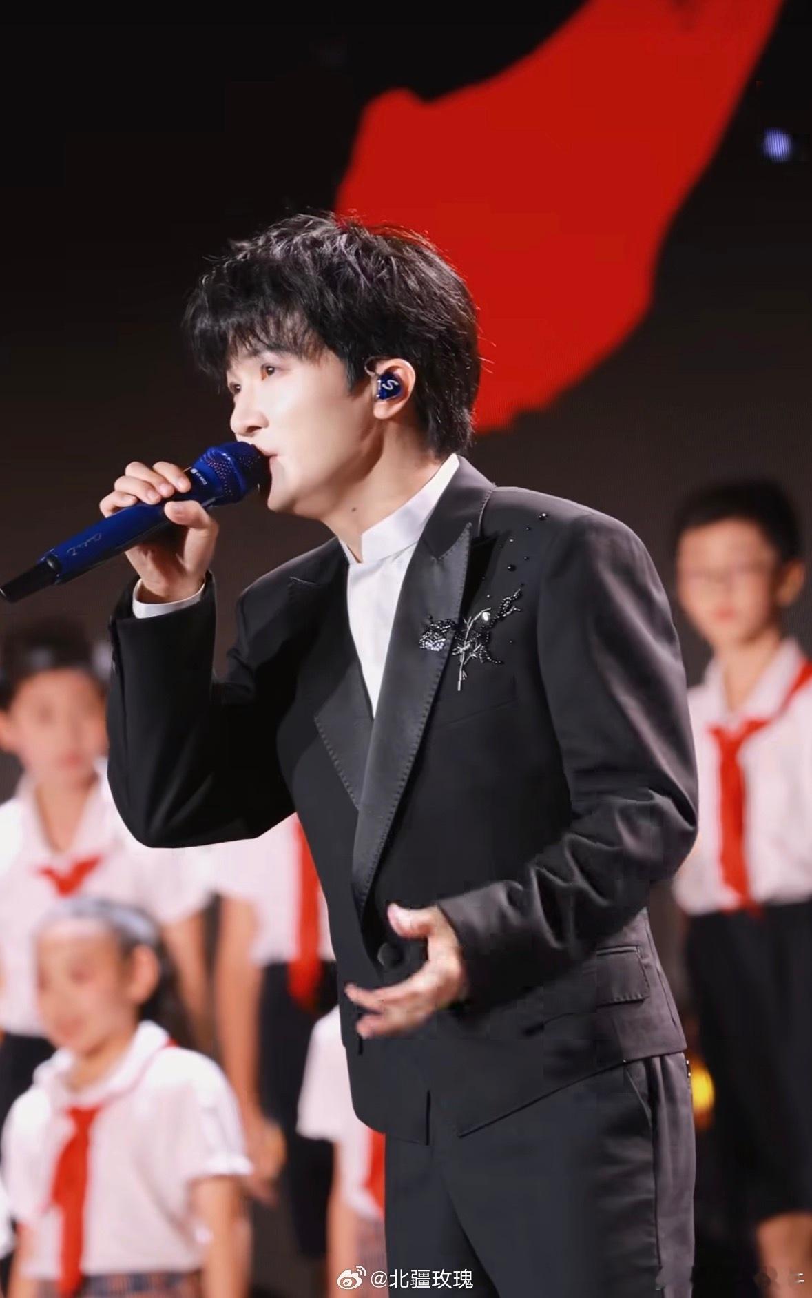 周深四渡主题曲渡首唱周深现场首唱《渡》直击人心！澄澈声线兼具温柔与磅礴，层层递进
