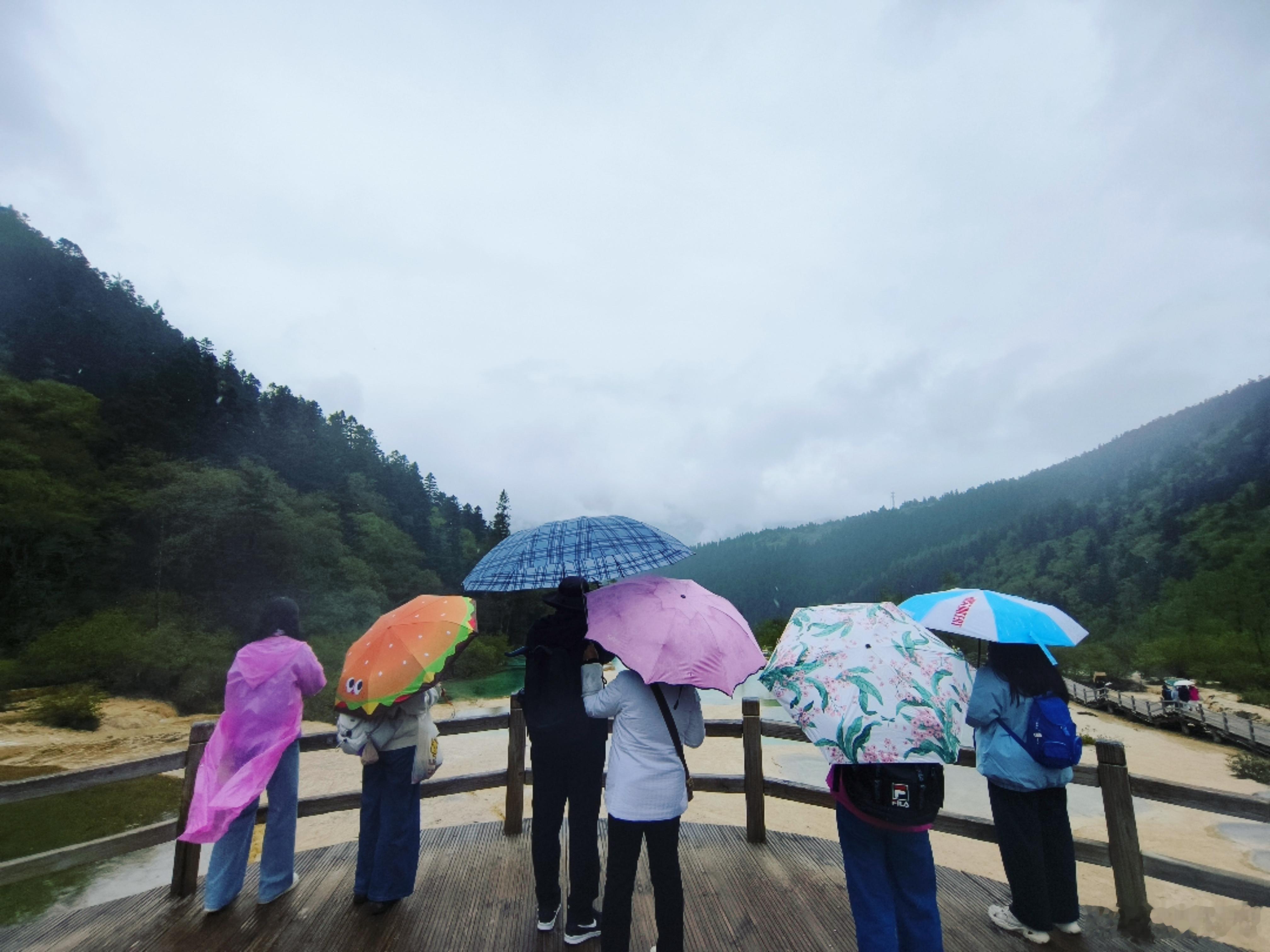 高原夏雨，洗出彩池最本真的颜色雨润黄龙色更鲜 “雨润黄龙色更鲜”——六月中旬的黄