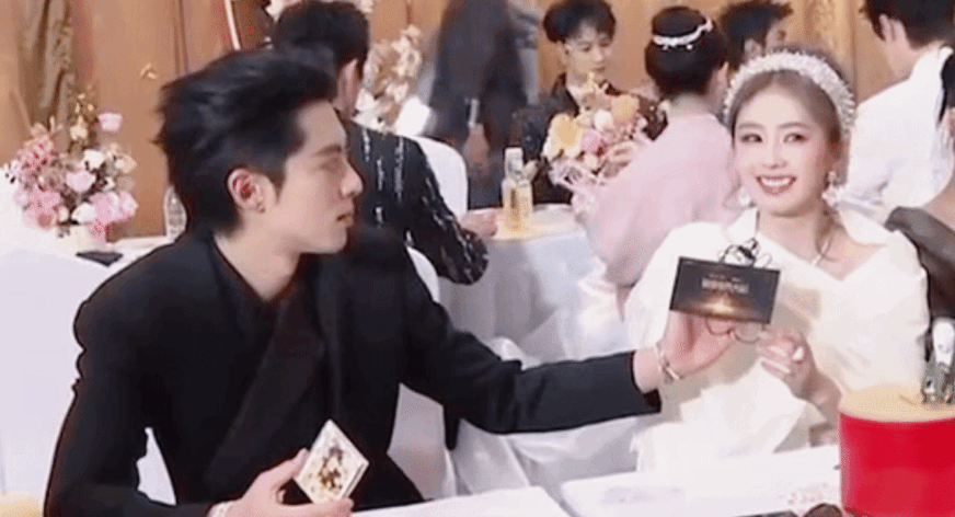 白鹿绝对是这届“微博视界大会”最亮的星🌟👍
再瘦的女人都能挤出事业线😂
白