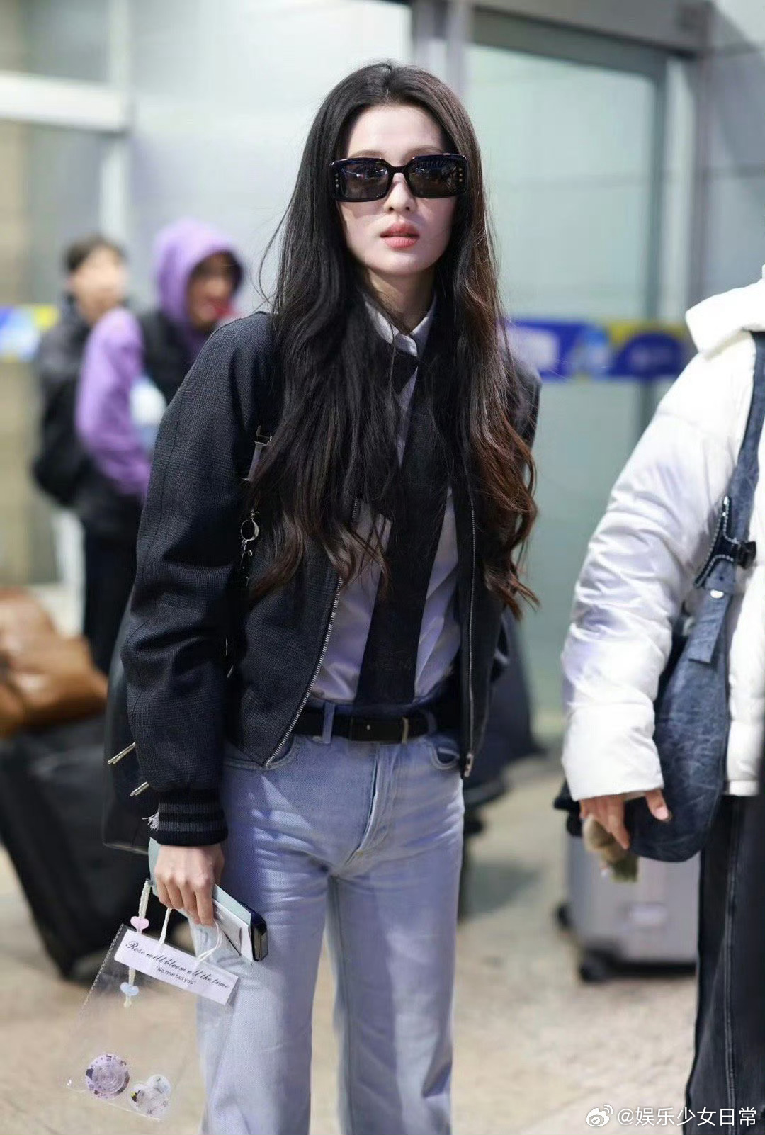 女装牛仔裤也没有放过王楚然172cm的明星都穿不上的牛仔裤，到底是为谁设计的？女