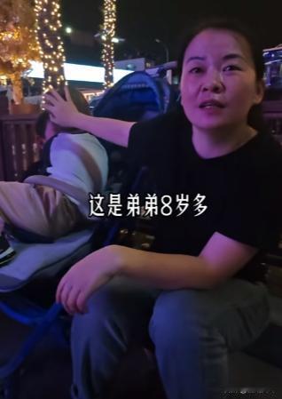 山东青岛，父亲嫌弃小儿子有先天性疾病，嫌弃拖累自己，就抛弃母子跟别的女人结婚。非