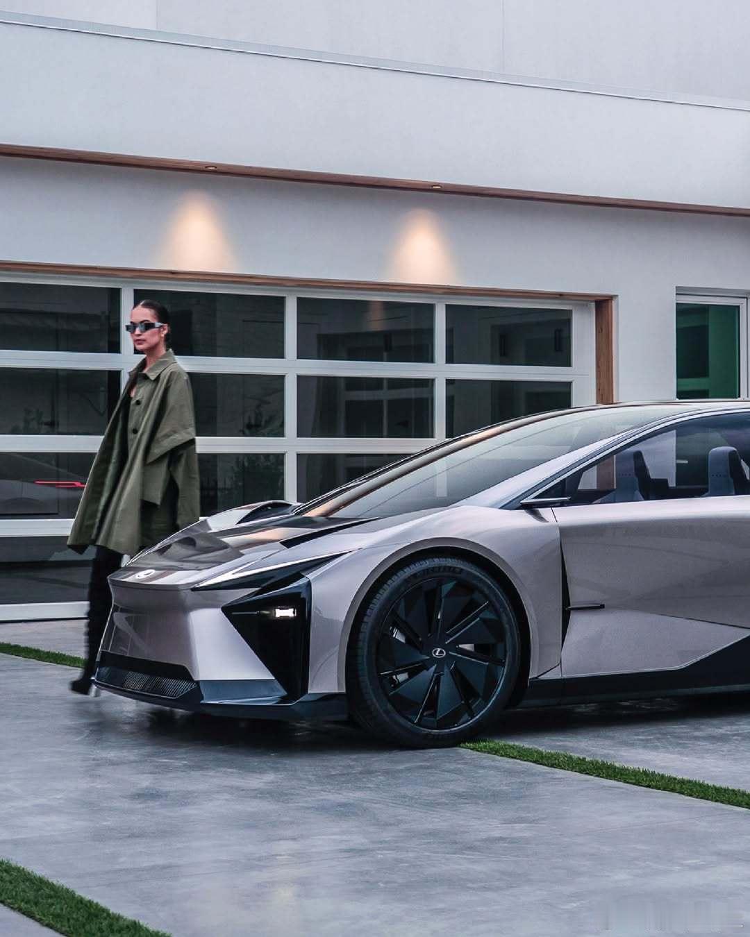 这个大家伙 怎么已经开始陆续出实景厂片了，雷克萨斯确实是敢于而且有能力把概念车完