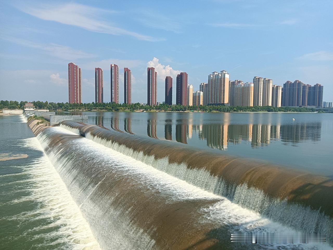 像这么热的天气，可能有人能不出门就选择“龟缩”。但我这人受不了大白天“关门闭户”