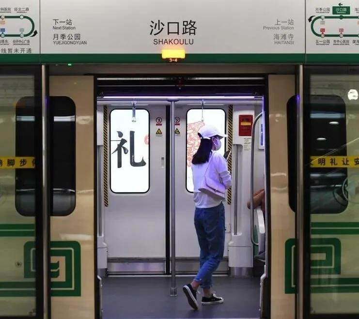 又是早起的一天，每天在地铁上站的腿疼[流泪]，每天上班37公里的车程，也不知道自