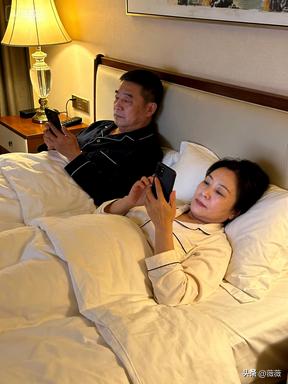 一位婚姻专家一句话戳破男女婚恋实质：婚姻的真相就是：你在沙发上刷手机，他在马桶上