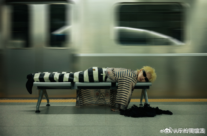 周震南戴墨镜适配度 周震南金发配墨镜真的是酷酷又帅帅的呀，完全就是被A到！和墨镜