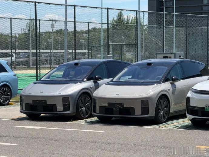 理想i8 ﻿﻿ 不可否认理想开创了有冰箱彩电大沙发的大三排6座SUV，外观中庸大