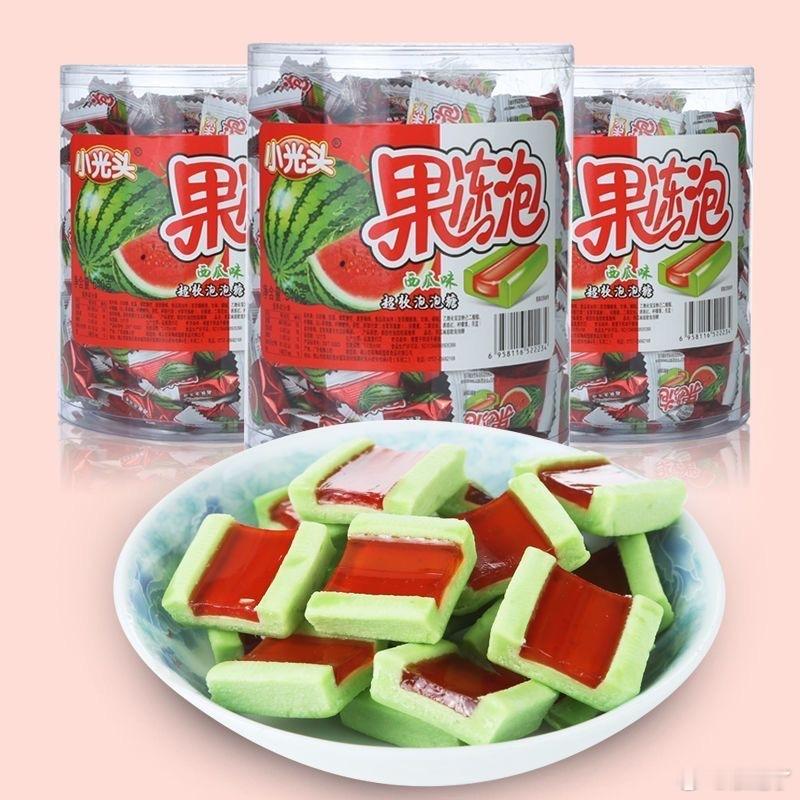 泡泡糖，也有高端产品。正常都是两毛钱一个。大大有个泡泡卷，比巴卜有个立方砖。当然