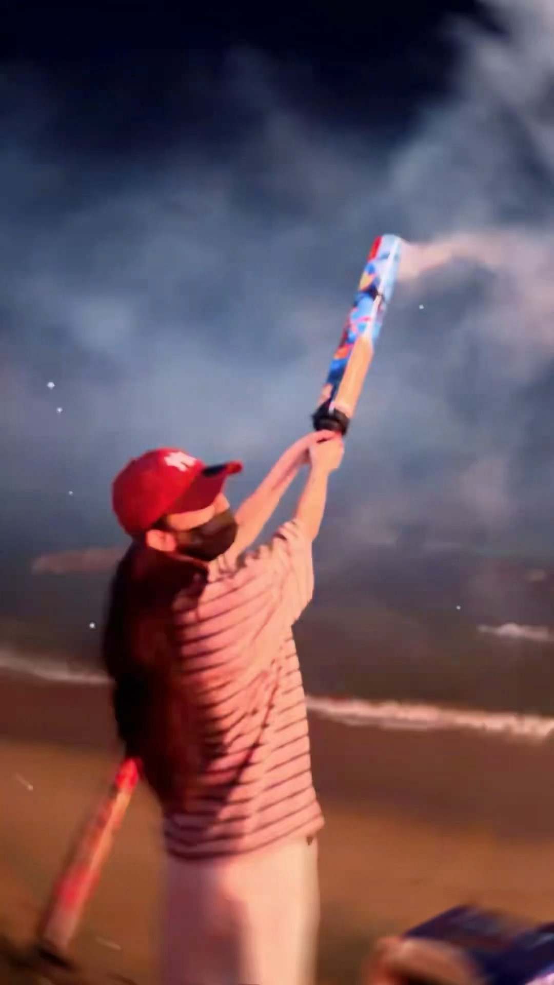 粉天使可爱宝贝就是这么喜欢把东西放在脑袋上的小屁孩刚好到了放烟花的时候🎆，四舍