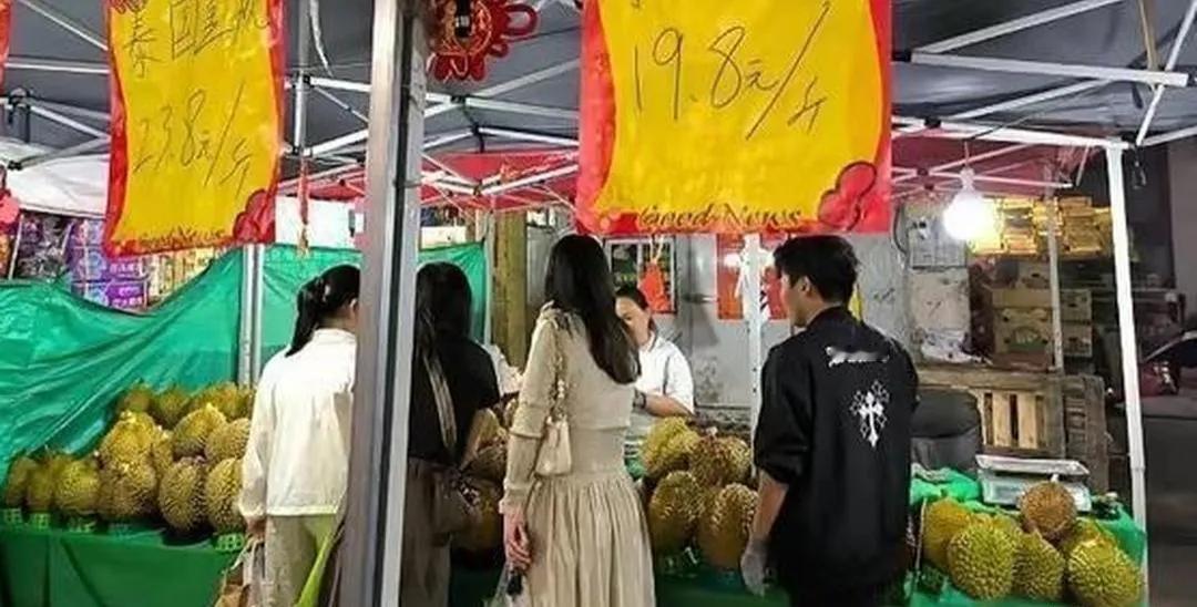 女孩买榴莲，老板要156元，她说150行不？老板当场翻脸：“净贪小便宜，吃不起就