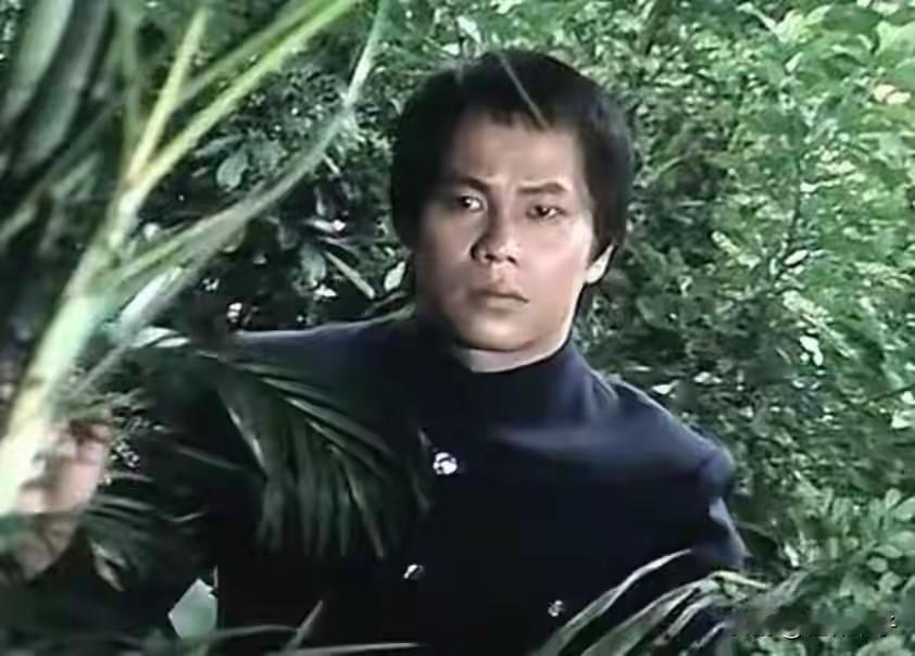 扮演陈真的梁小龙走了！
享年77岁，
走的很浪漫。
71岁的成龙发文悼念梁小龙，