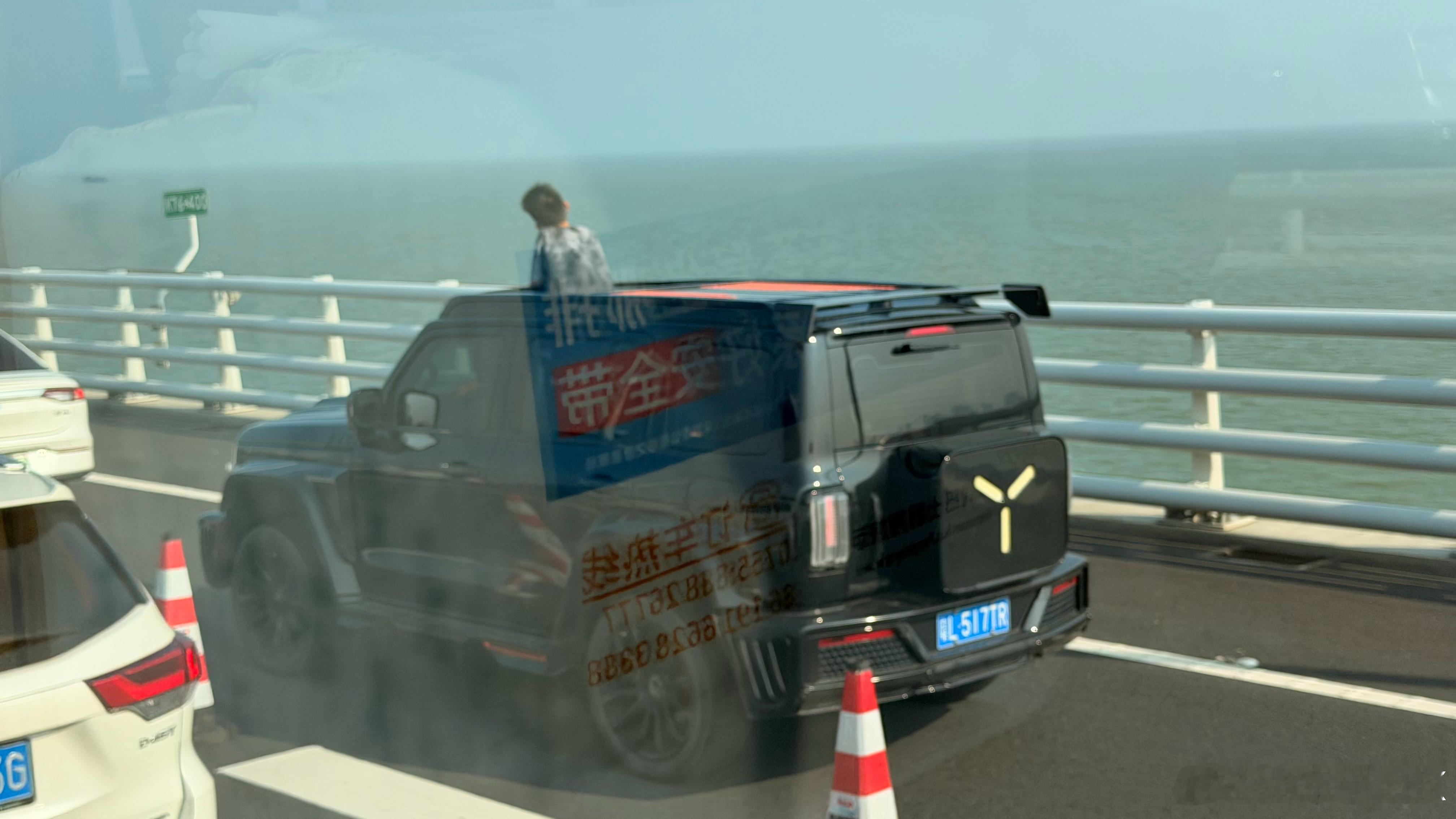 到底要怎样才能让家长觉得这行为在行车中，其实是非常危险的呢？⚠️ 