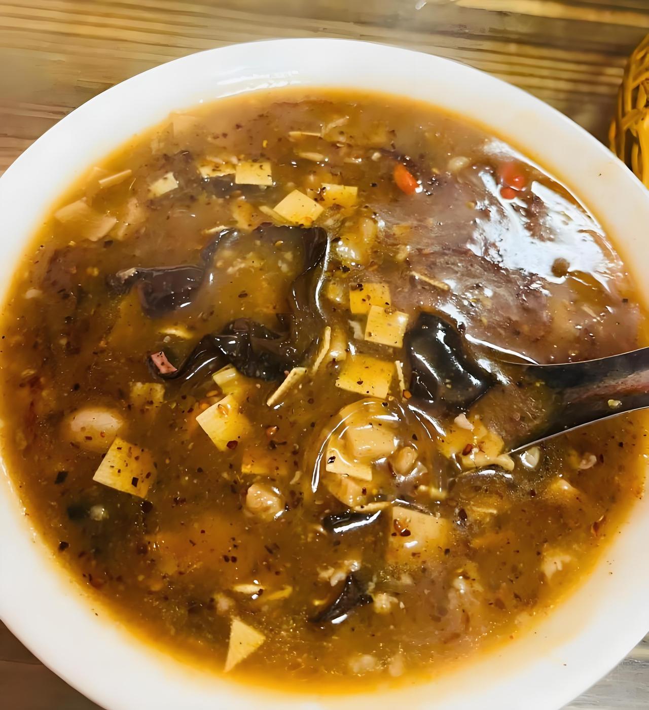 高血压五年，真心劝病友别乱喝胡辣汤，不然血压就像过山车，忽高忽低！
 
我是个患