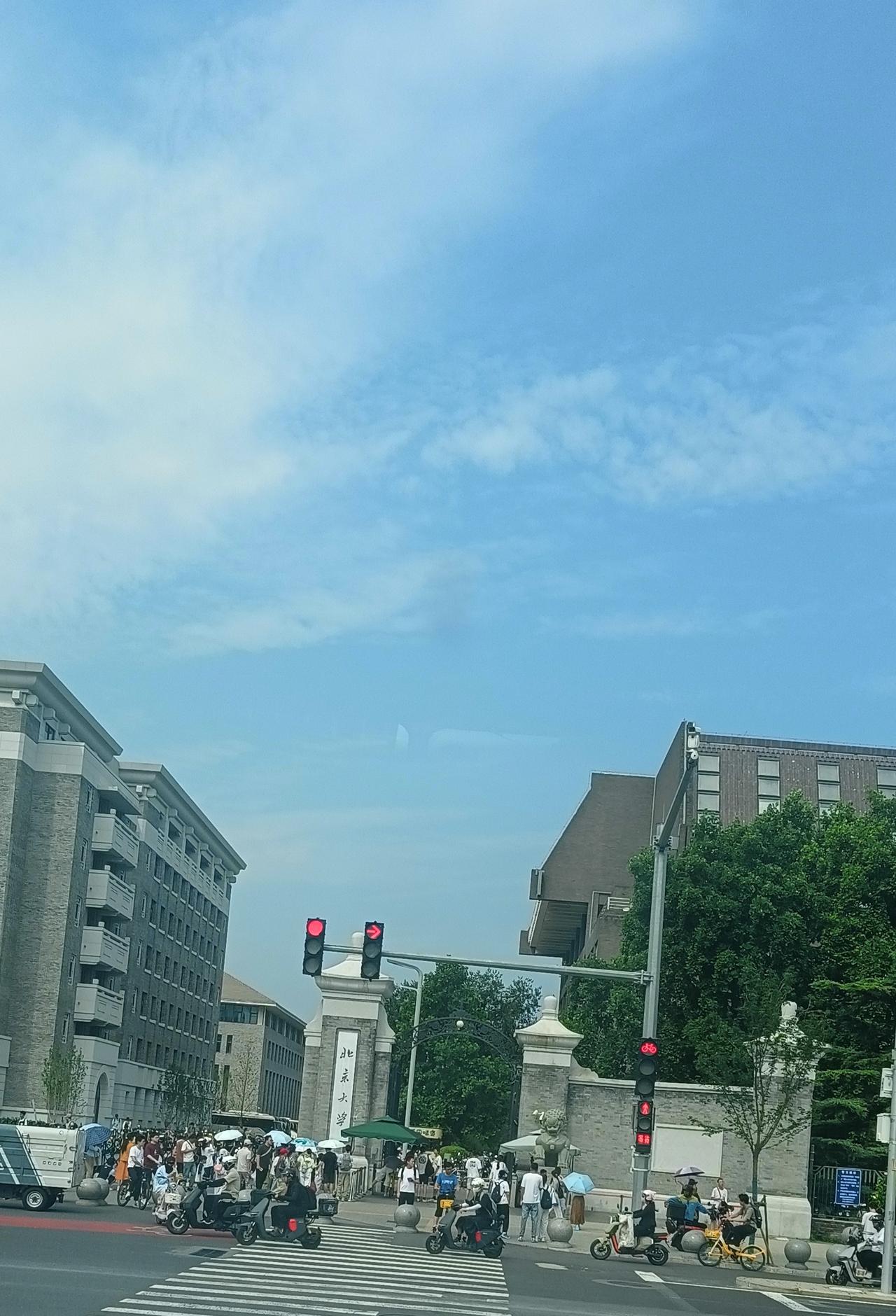 北大新生报到。挺狼狈，亦动容。北京大学2026新生今天报到。一大早，背着大包小包