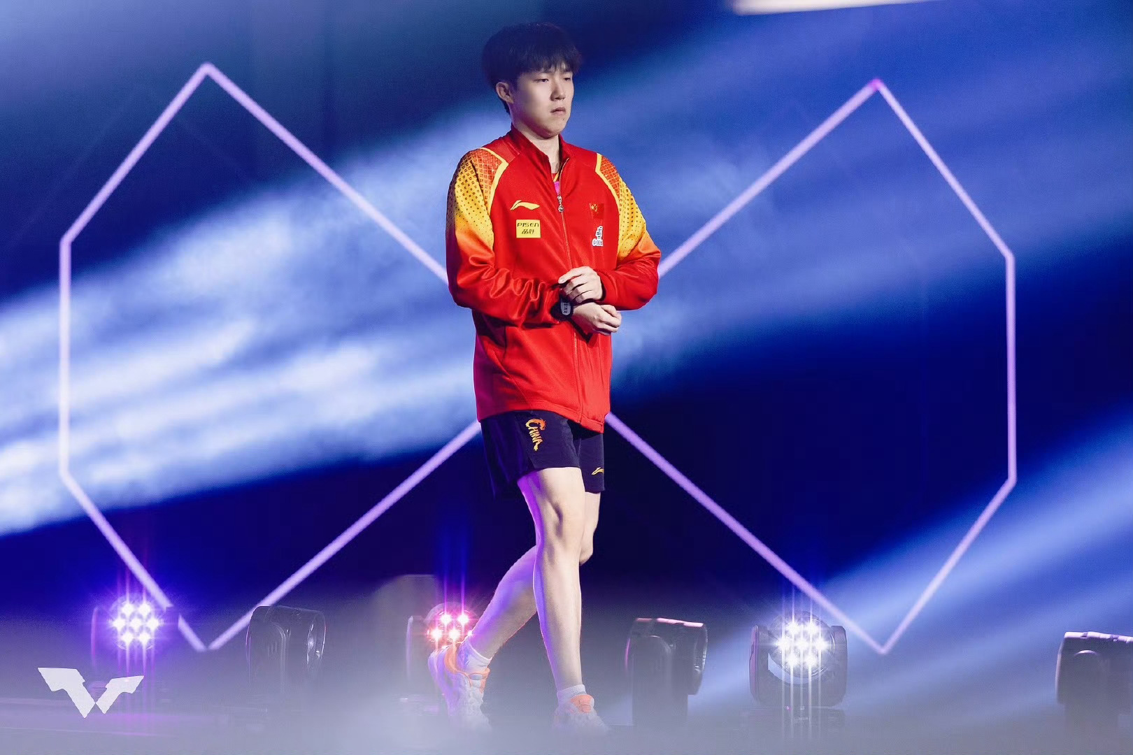 大头退场敲了敲球台，应该内心略带遗憾吧，我相信那个无敌的小耶迟早会回来的，加油王