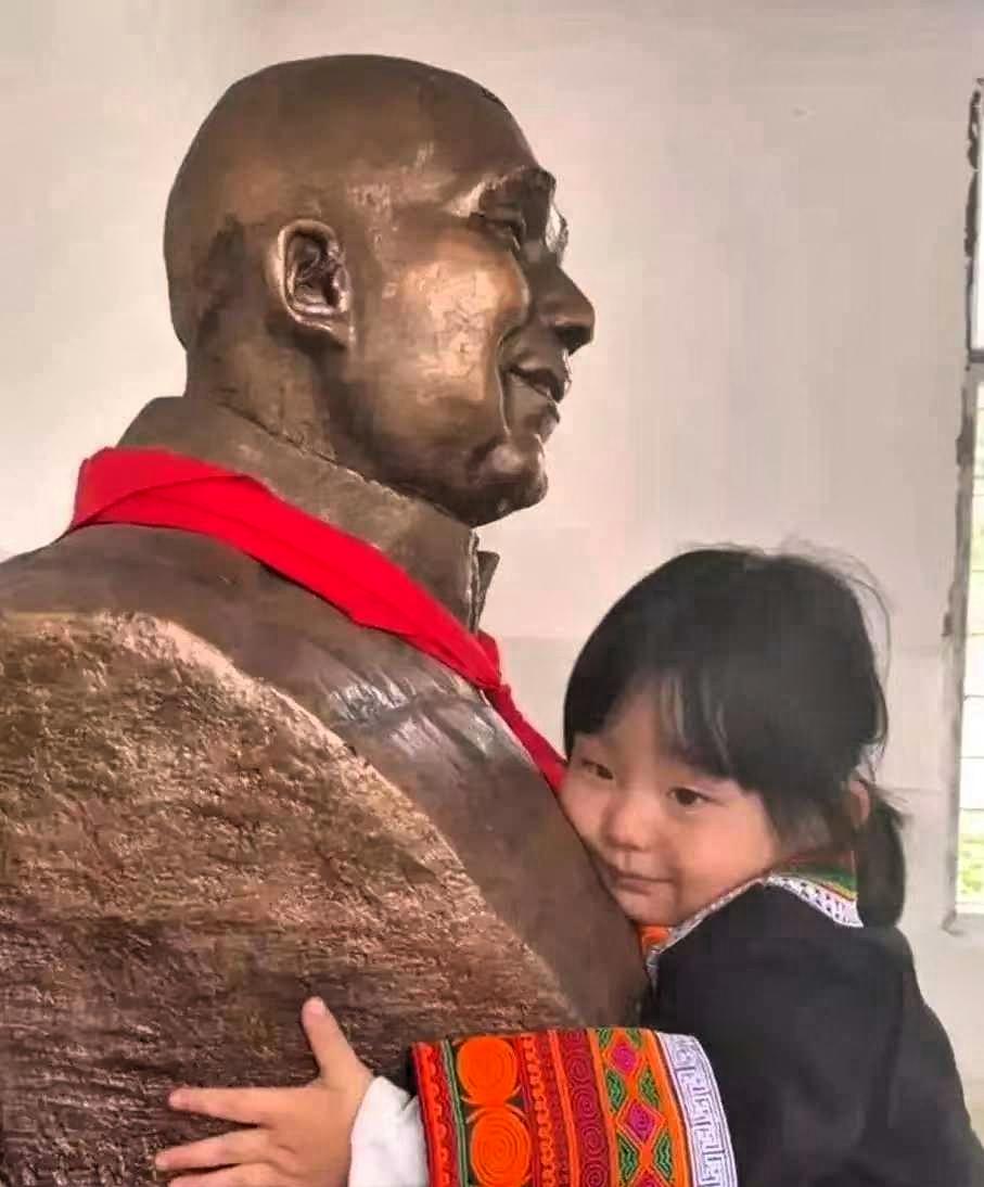 2021年，四川成都1女子带着3岁的女儿到大凉山景区，孩子在景区看到一尊石像，主