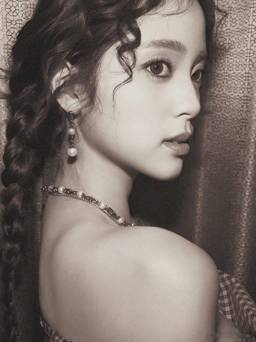 欧阳娜娜妆造夯爆了 欧阳娜娜复古妆造夯爆全网！蓬松羊毛卷精致又慵懒，完美凸显五官