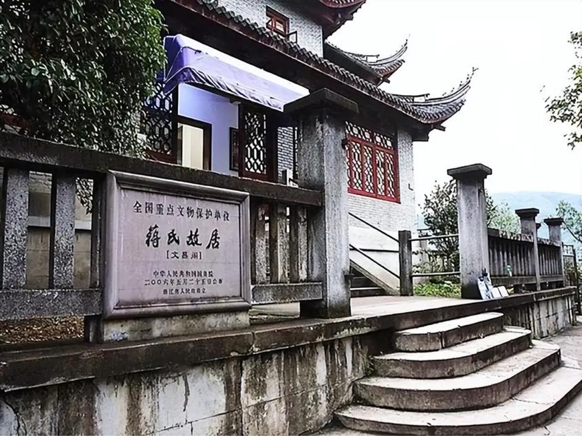 为何毛主席下令保护蒋氏故居，老蒋却三次派人掘毛家祖坟？1956年，在海峡对岸的老