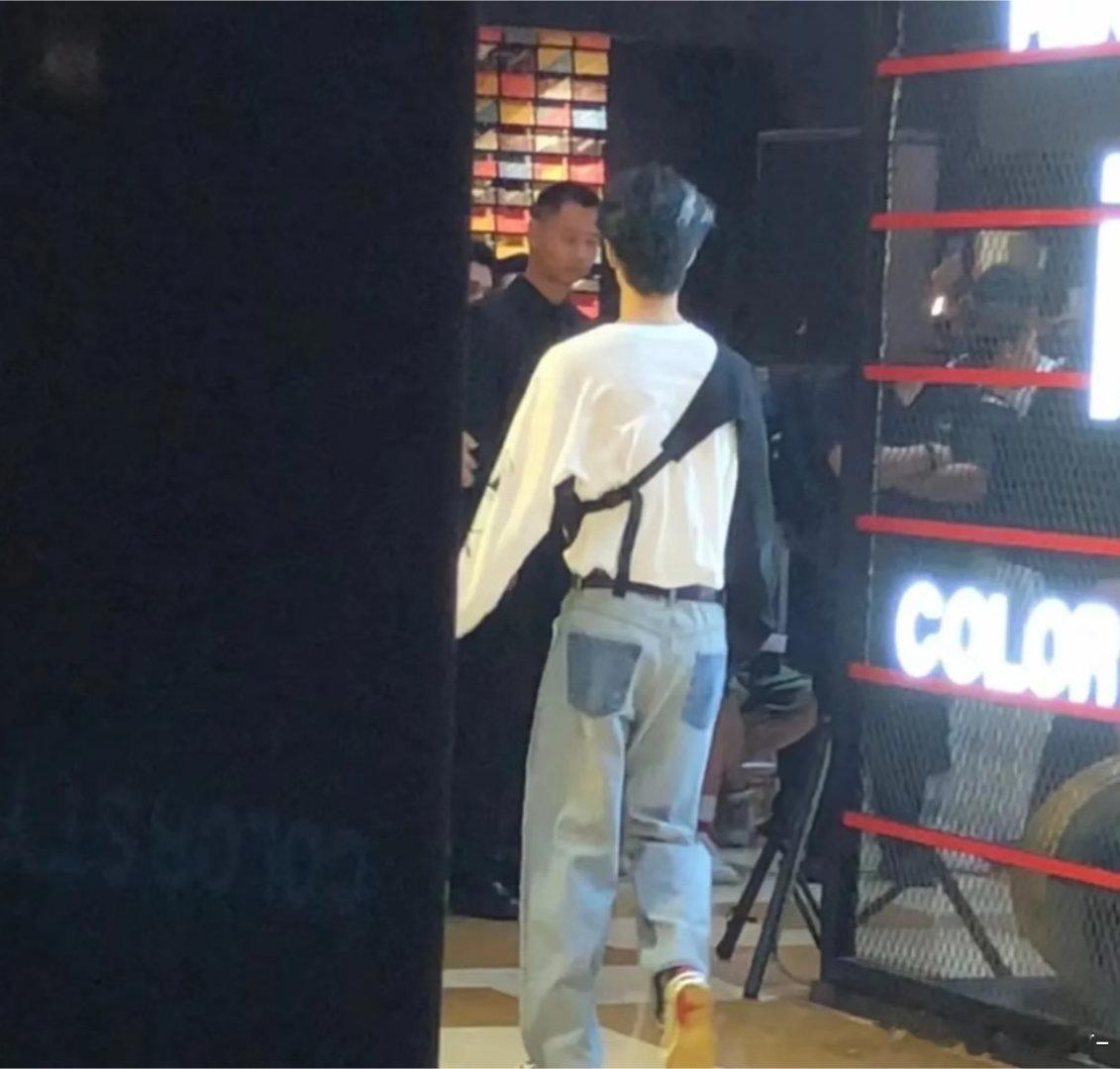 图三的王一博好搞笑 有点像在幼儿园被欺负了去报仇的样子啊哈哈哈哈哈哈哈[允悲][