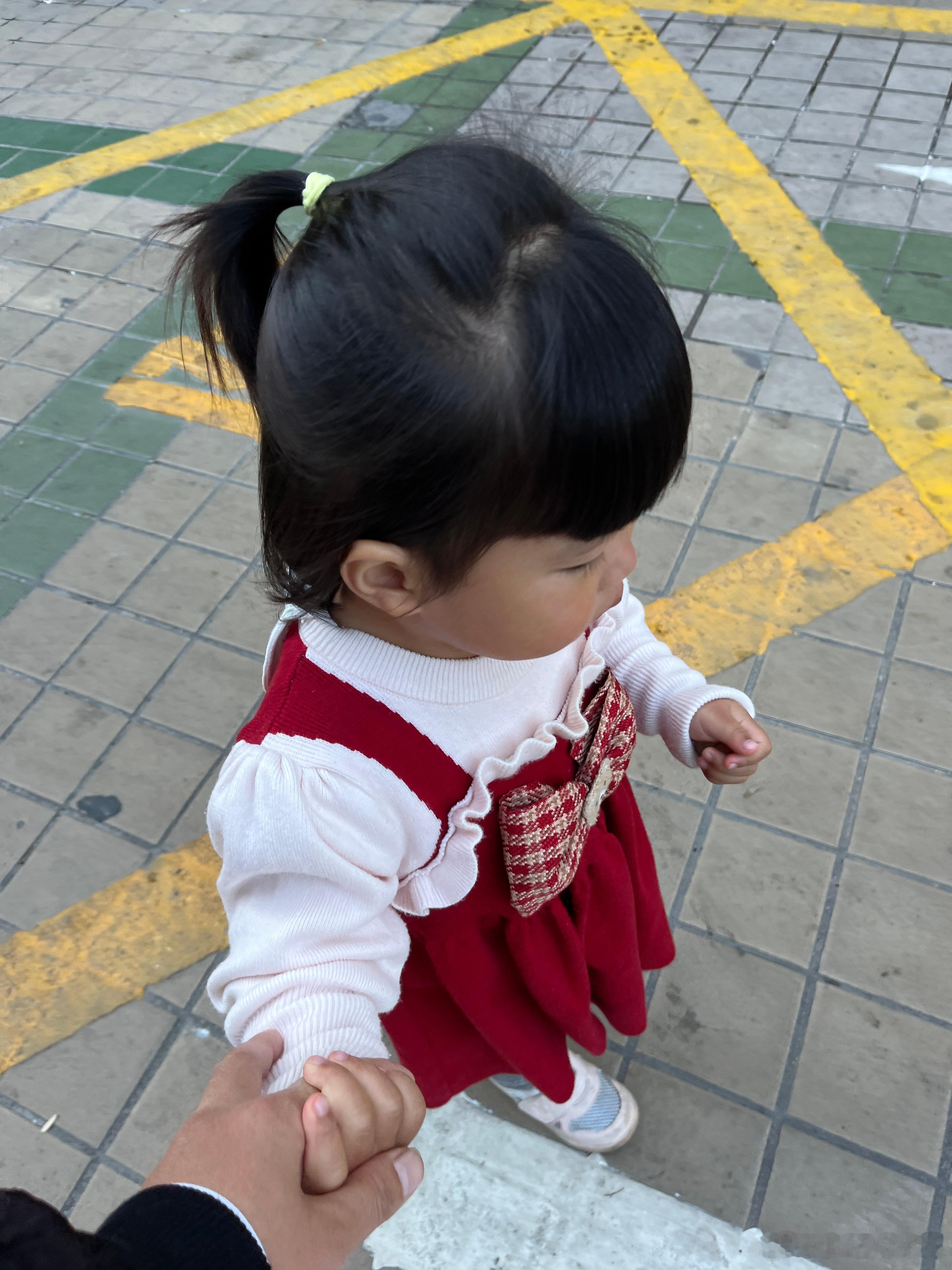 今天早上不想去上学，我问她为什么，她说就是不想去，那妈妈陪你去可以吗？可以。她没