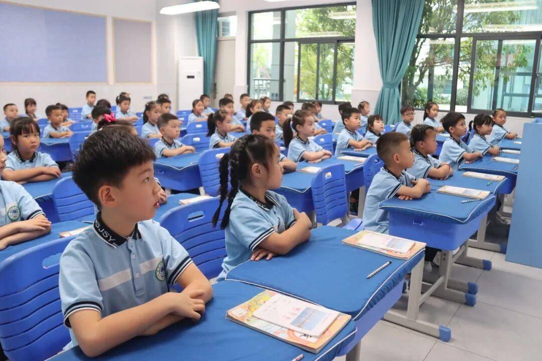 中小学放学时间有新的规定。以前小学低年级。下午4:30~5:30就放学。这个时间