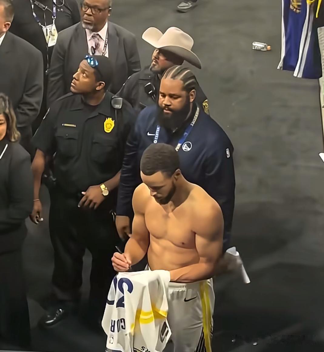 看看库里这一身肌肉，平时看上去属于小个子
你在这么一看还觉得他瘦弱吗？不要被外表