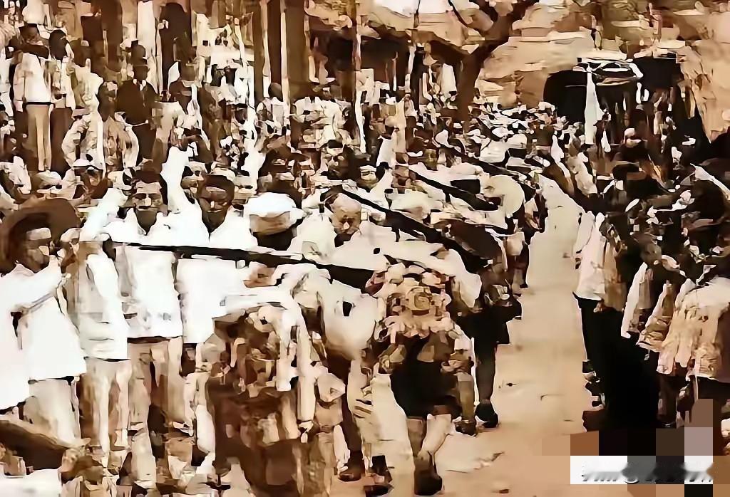 川军残兵背骨灰回川，路遇浑水袍哥劫道，老兵拿不出钱，含泪打开骨灰坛：这里装着我父