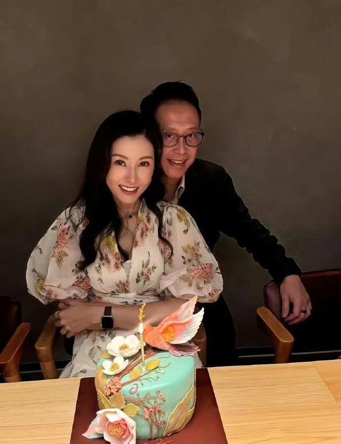 李嘉欣虽然豪门梦破碎
无缘500亿遗产，
但她得到了许晋亨全部的爱
婚后每次拍到