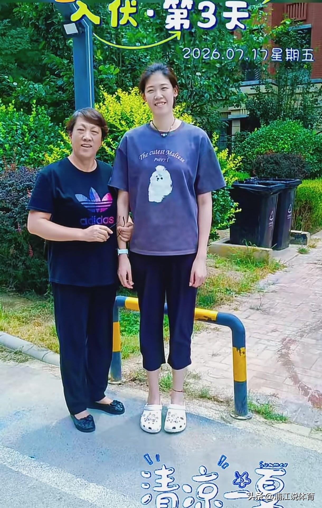 李盈莹又回家了。天津球迷在中昂安纳西小镇遇见李盈莹，说是邻居，应该是李盈莹家在泓