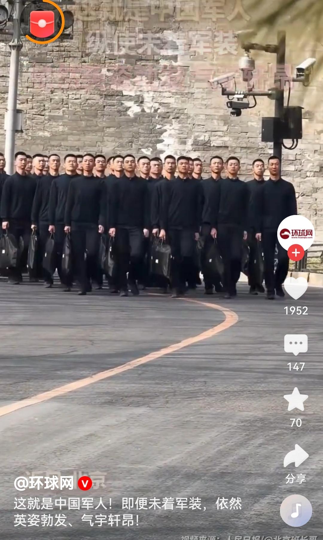 中国军人行进队列整齐划一中国军人行进队列整齐划一，铿锵有力，尽显严谨刚毅的军人风