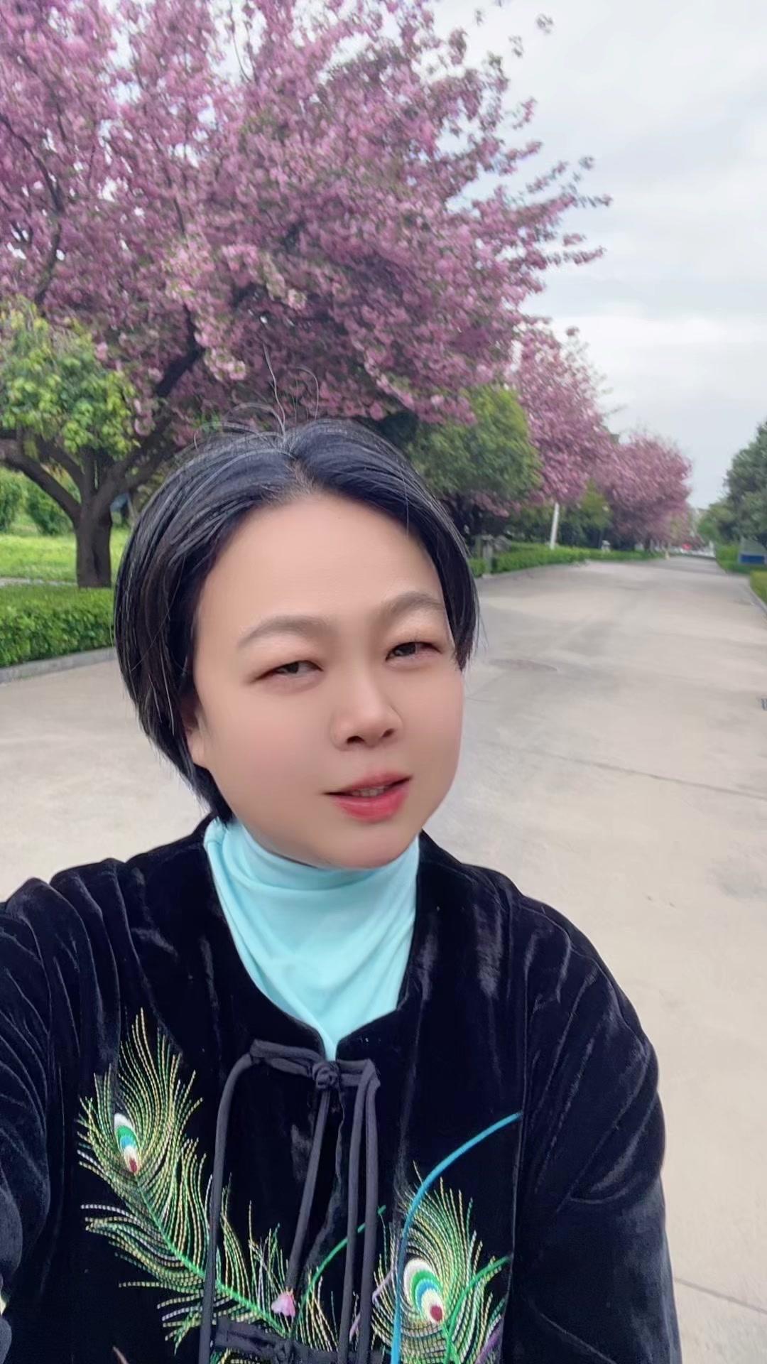 75后教师求散步赏花搭子！只谈生活不谈感情，一起享受阳光时光～

我喜欢在清晨的