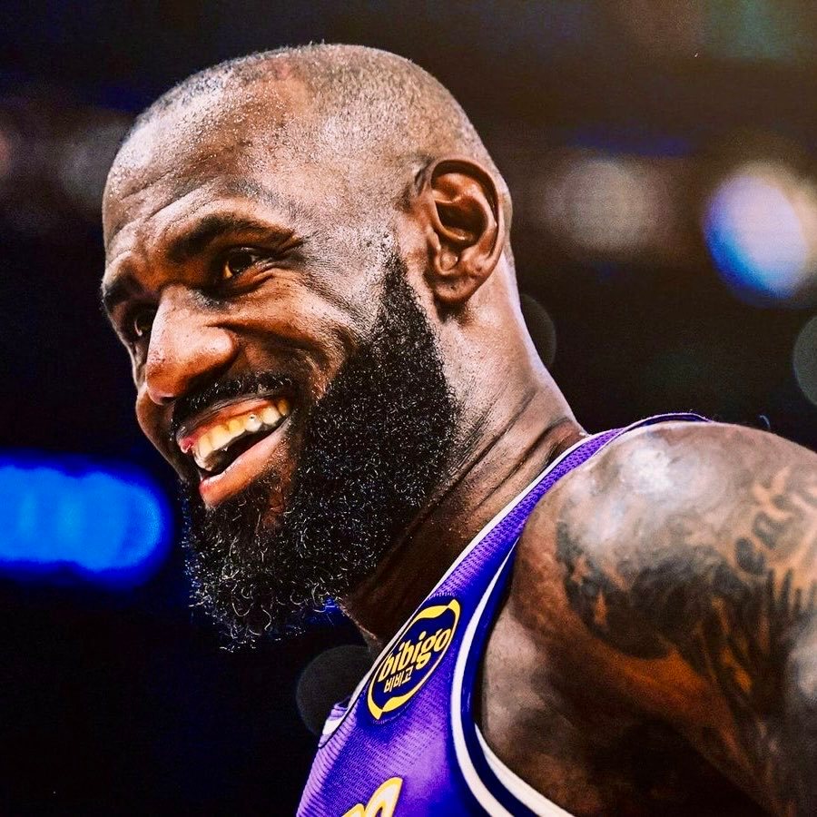 据统计，詹姆斯23年职业生涯有21年所在球队的常规赛胜率超5成，历史最多，比历史