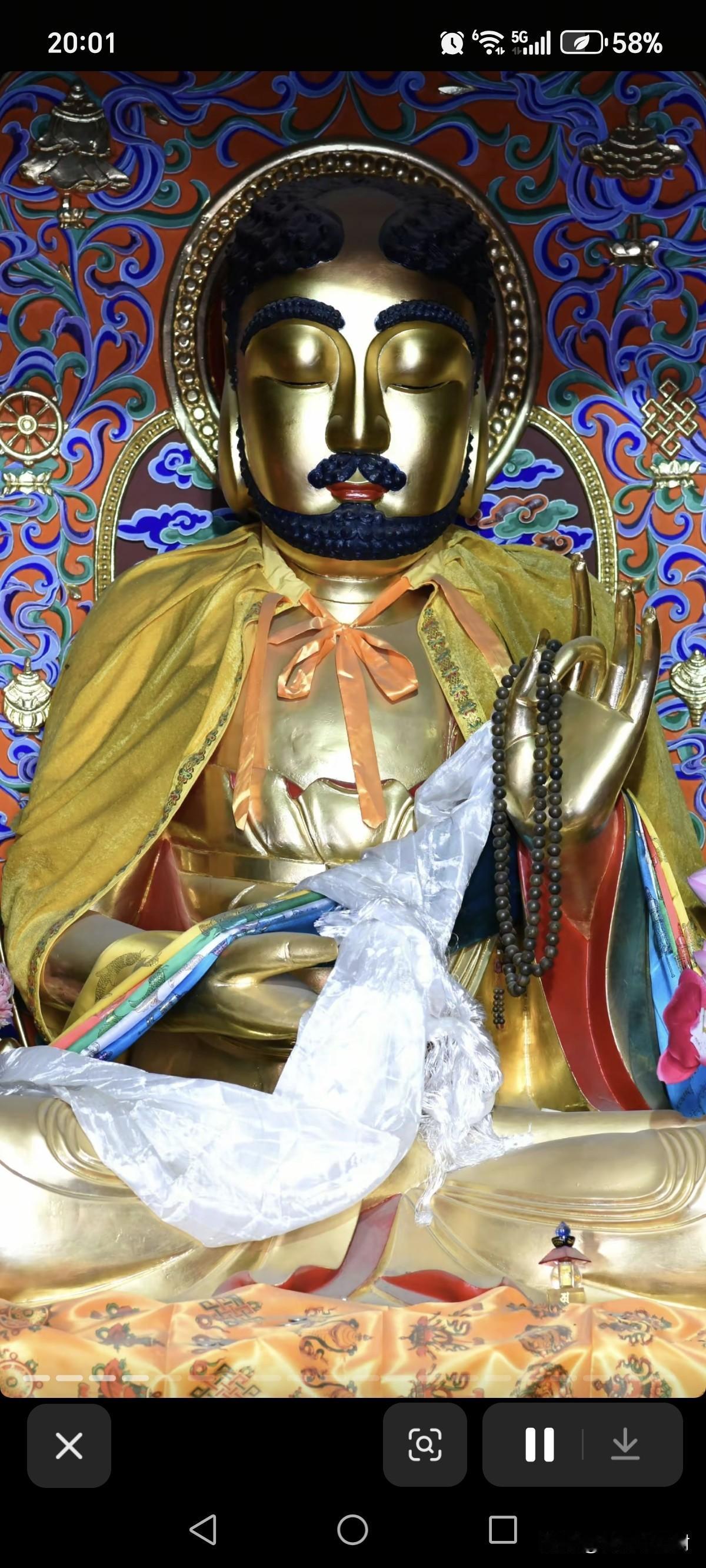 五台山的晨雾还未散尽，便寻到了镇海寺。
 
这里藏着世间罕见的比丘相三大士——观