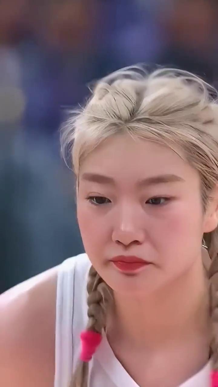 横刀立马，战神梦。
大家好，我是女篮运动员李梦。李梦从14岁开始为国征战，长期的