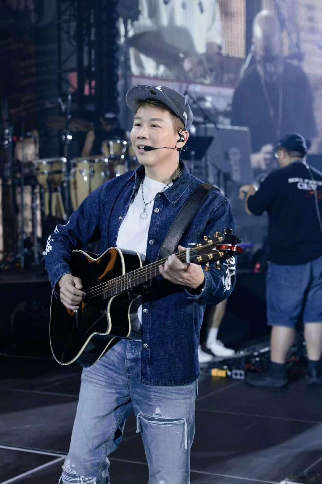 陶喆巡演完报复性吃甜甜圈 陶喆巡演完对甜甜圈发起“进攻”，一口下去超享受，看来是