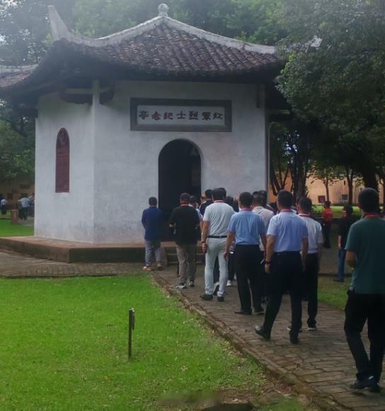 新阶层走好新时代长征路红星照耀中国新时代长征路上的赣南老区答卷 九十年前，八万六