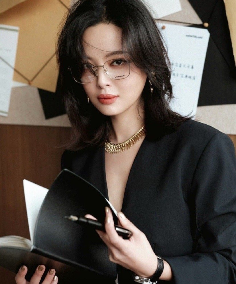 辛芷蕾 金丝眼镜配利落黑西装，她把“职场大女主”的气场焊在了身上🕶️眉眼间的清