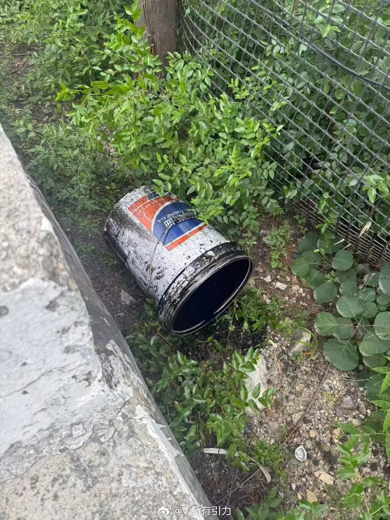 友人紧急通知：范崎路有油桶跌落（地点见下方打卡位置），路面有一大摊油，已有车辆滑