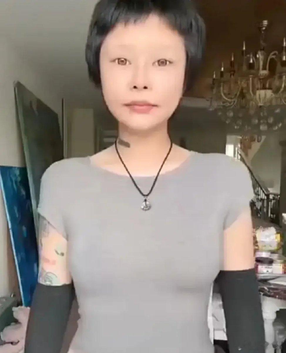 网红顾茜茜疑似将回归直播 顾茜茜被全网封禁后，开始在网络上复出，拍各种广告视频给