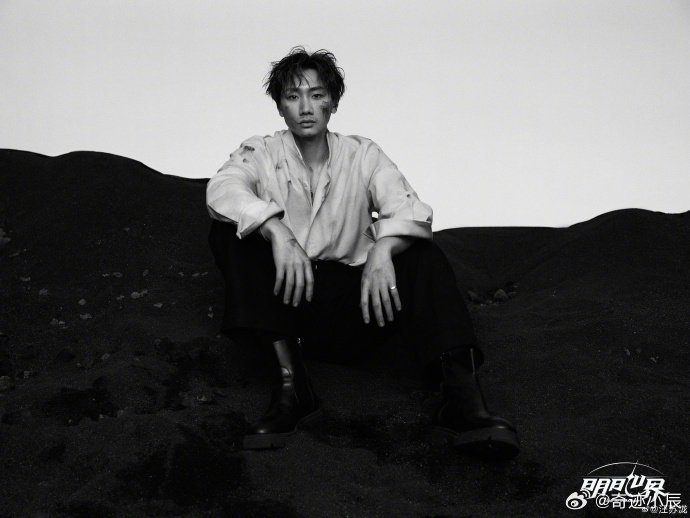 汪苏泷黑白战损九宫格黑白质感拉满！汪苏泷战损九宫格高级又有故事感，全新风格突破自