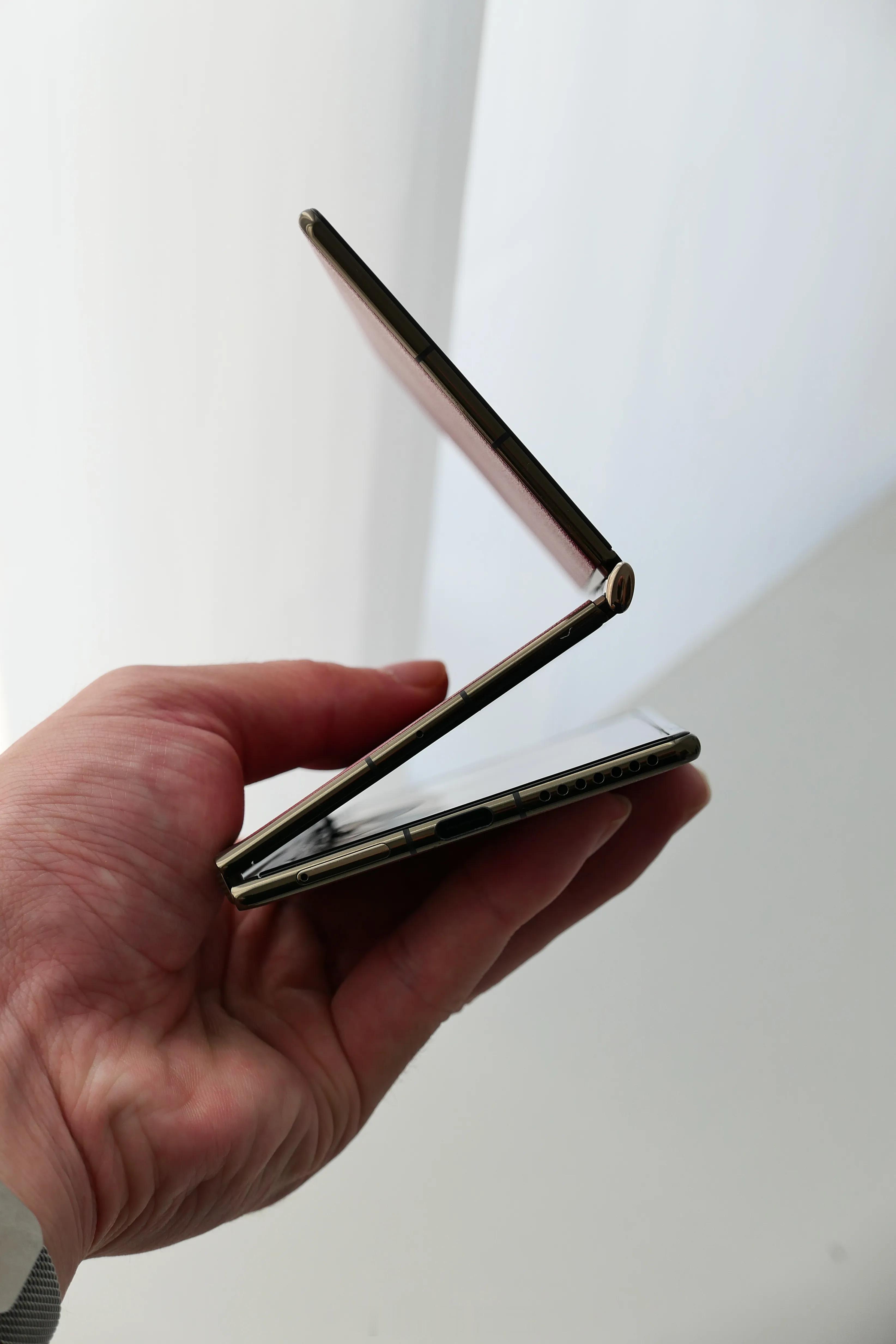 三折叠会在26年爆发吗？我觉得不太可能。虽说现在除了华为、三星，小米这些大厂也开