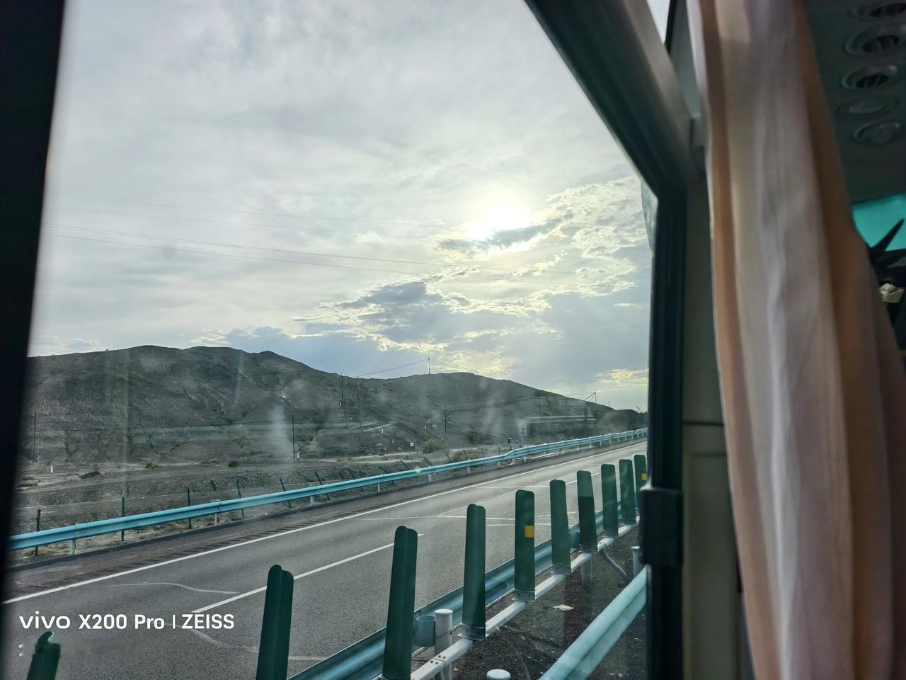 现在是晚上8:15，我们走在到精河的路上，太阳还没落下。
