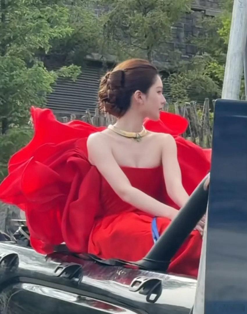 VOGUE出发图 赵露思外景生图状态看着如何～ 