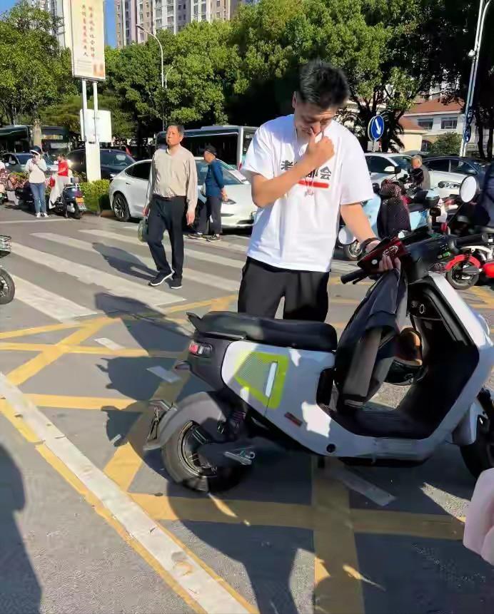 🌙张雪峰去世头七这天，公司总经理武亮发了一篇长文悼念，里面不仅说了对公司未来的