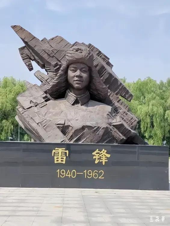 向雷锋同志学习。
这是一个不绝的命题。无论社会多么险恶，具有一颗善良的心，总是温