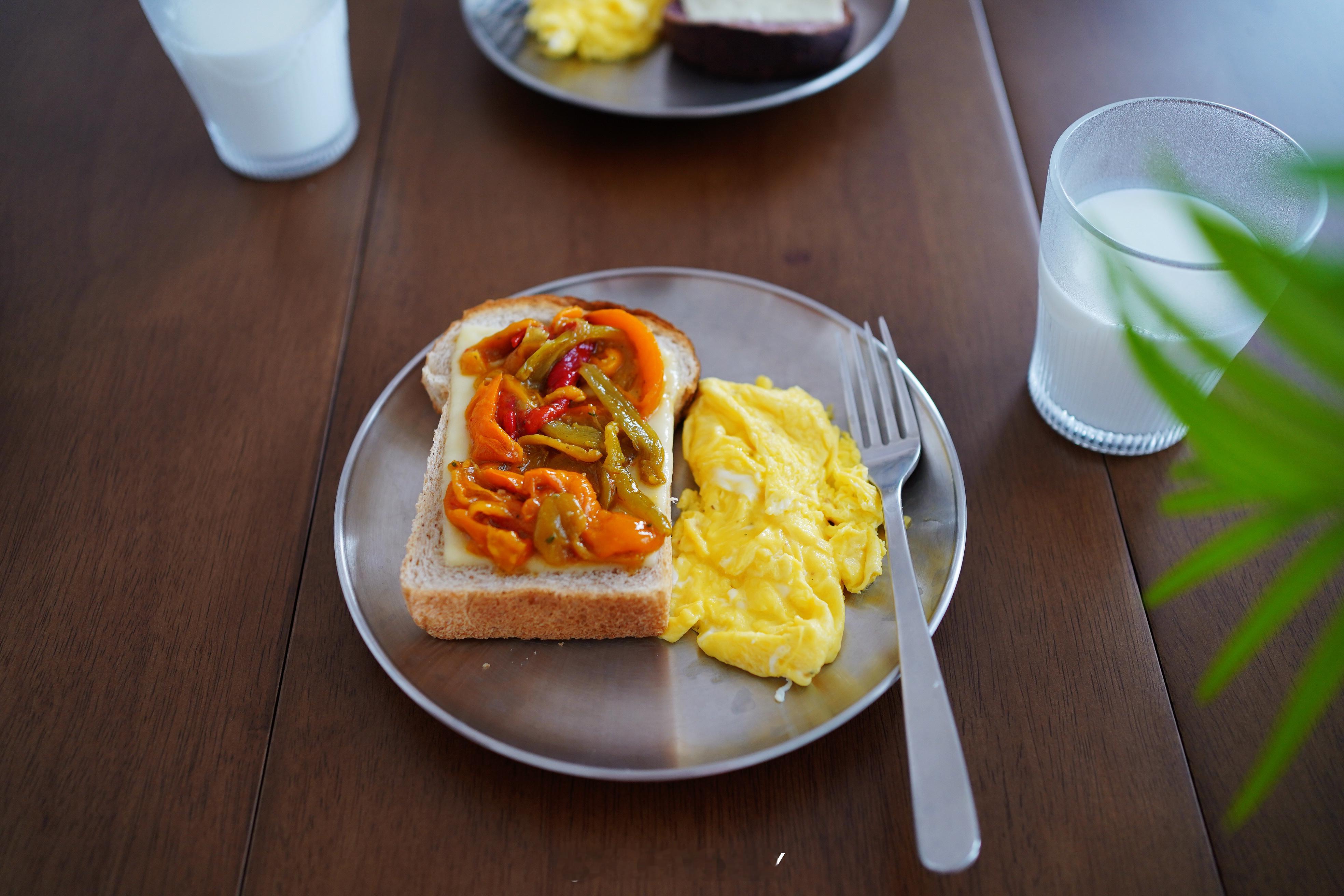 早餐：牛奶，芝士吐司片+烤彩椒，炒蛋。黑米玫瑰吐司铺上芝士烤融化，超好吃[太开心
