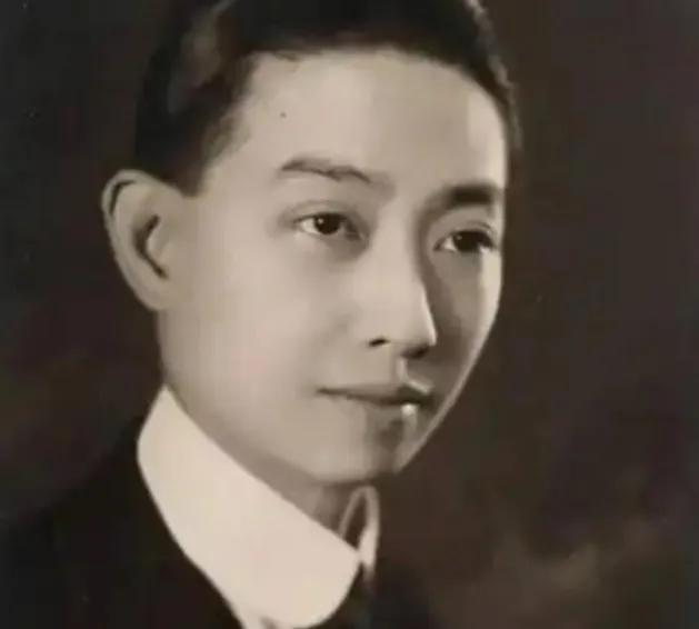 戏子在古代陪侍权贵上床是惯例，像梅兰芳都是被冯耿光，从相光堂子赎出来的，甚至不断