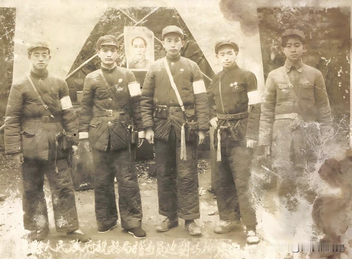 1949年10月1日，冀南支队南下湖南的澧县人民政府税务干部的合影，左起：边振严