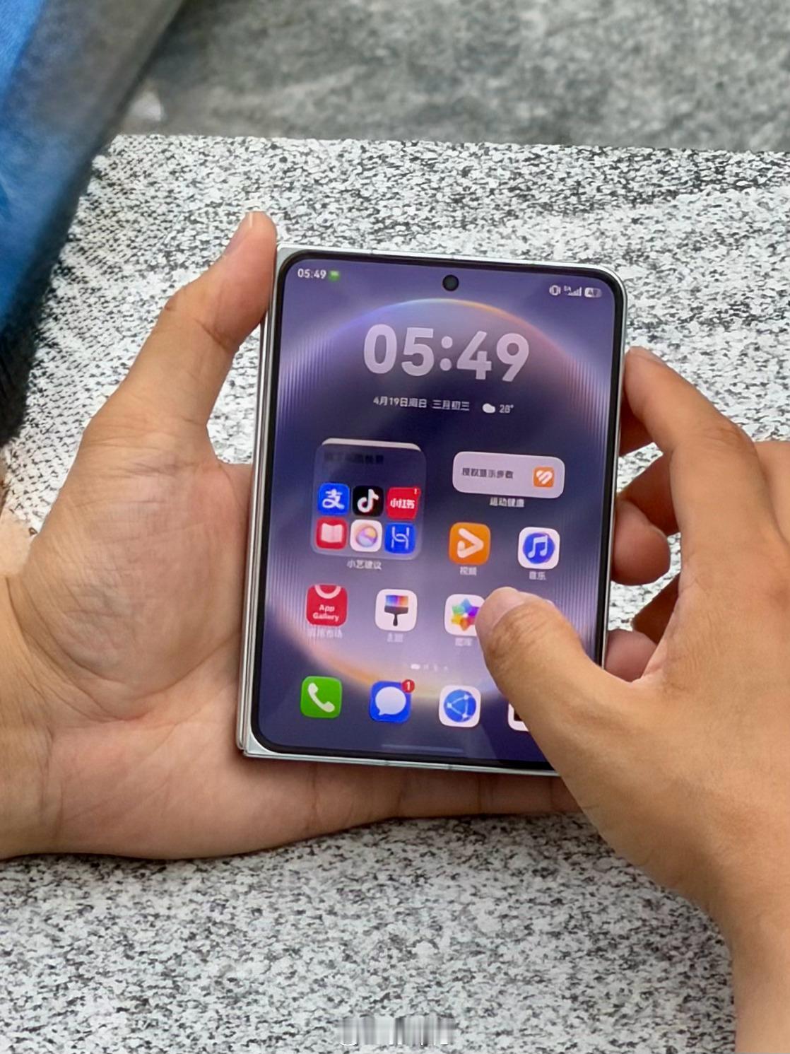 PuraXMax，不管正面还是背面，都感觉很像iPhone Fold华为Pura