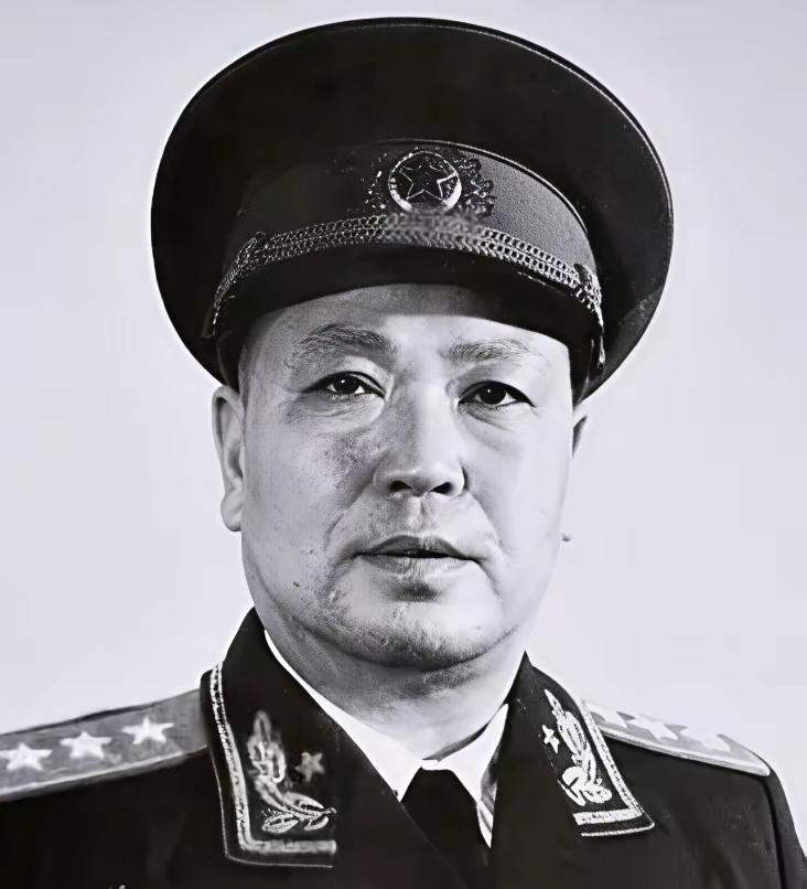 1941年，傅秋涛揣着老婆孩子，硬是杀出条血路。那会儿九千人陷死局，他不等命令，